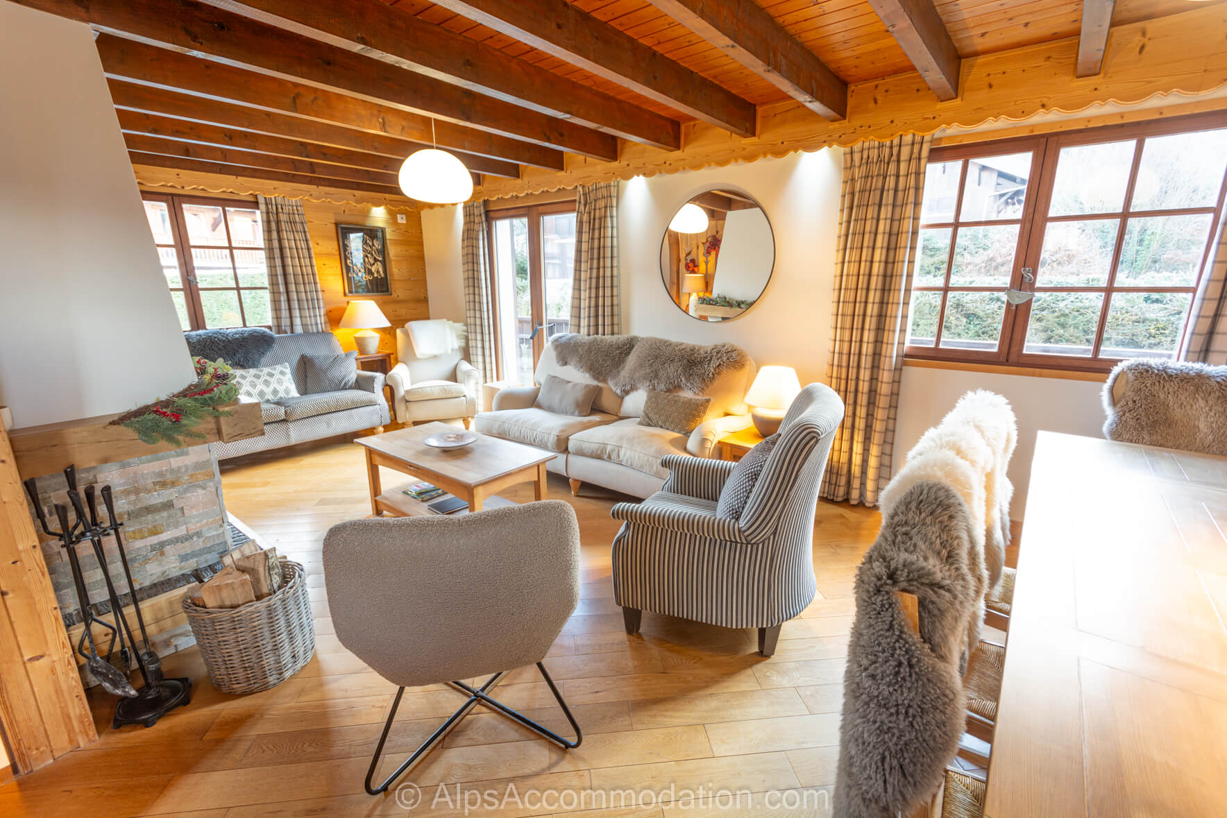 Chalet Étoile Morillon - Espace de vie confortable avec feu de bois et balcon ensoleillé au-delà