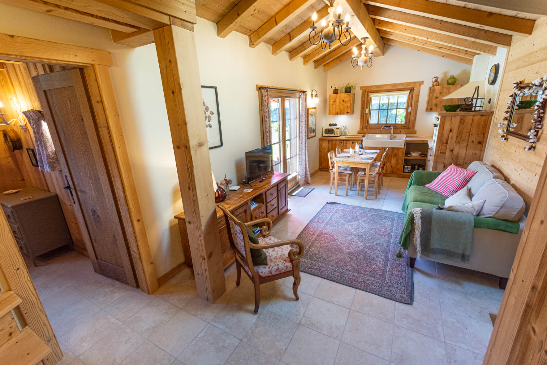 Mazot Marguerite Samoëns - Spacious open plan living area combining lounge, dining area and kitchen