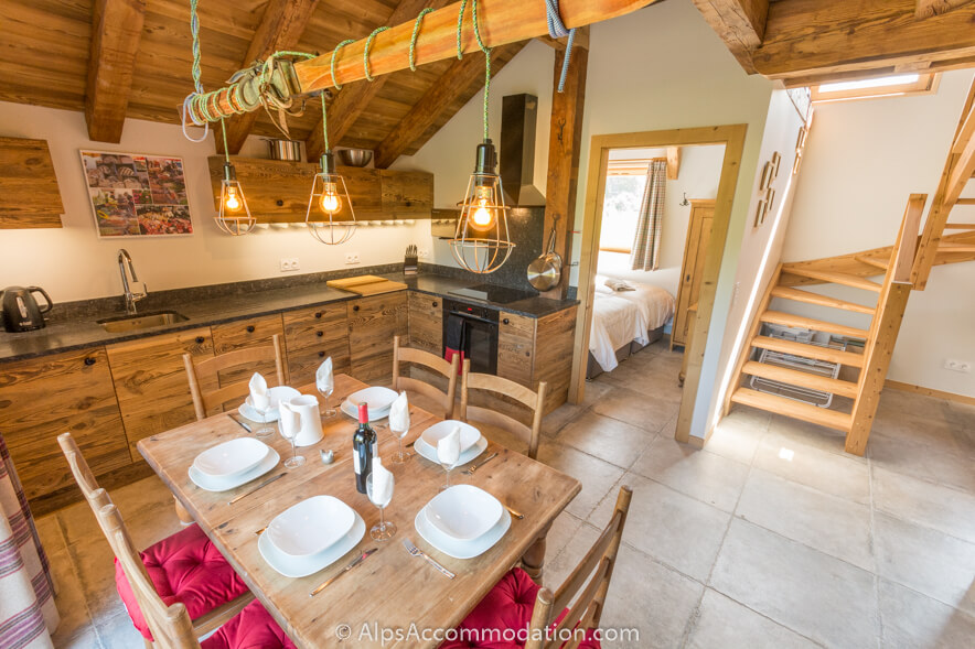 Chalet Petit Coeur Samoëns - L'impressionnante cuisine ouverte et coin repas