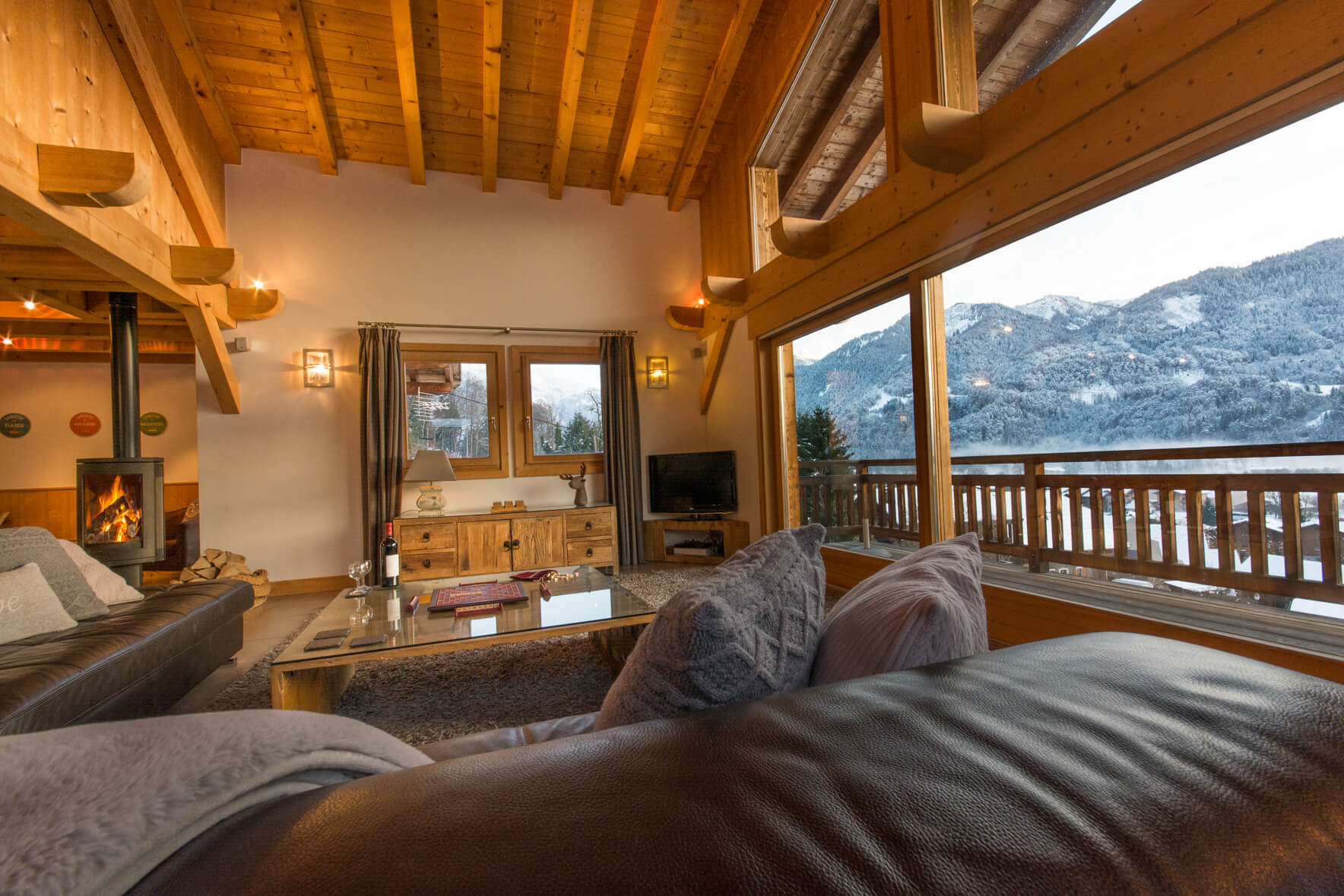 Chalet Foehn Samoëns - Spectaculaire salon avec poêle à bois